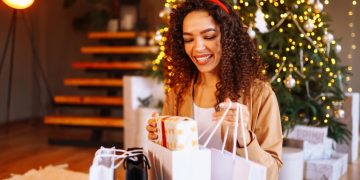 Mulher aprendendo como Economizar nas compras de Natal.