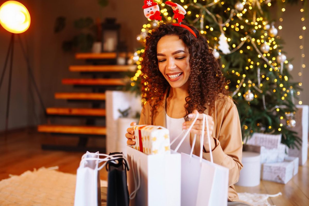 Mulher aprendendo como Economizar nas compras de Natal.
