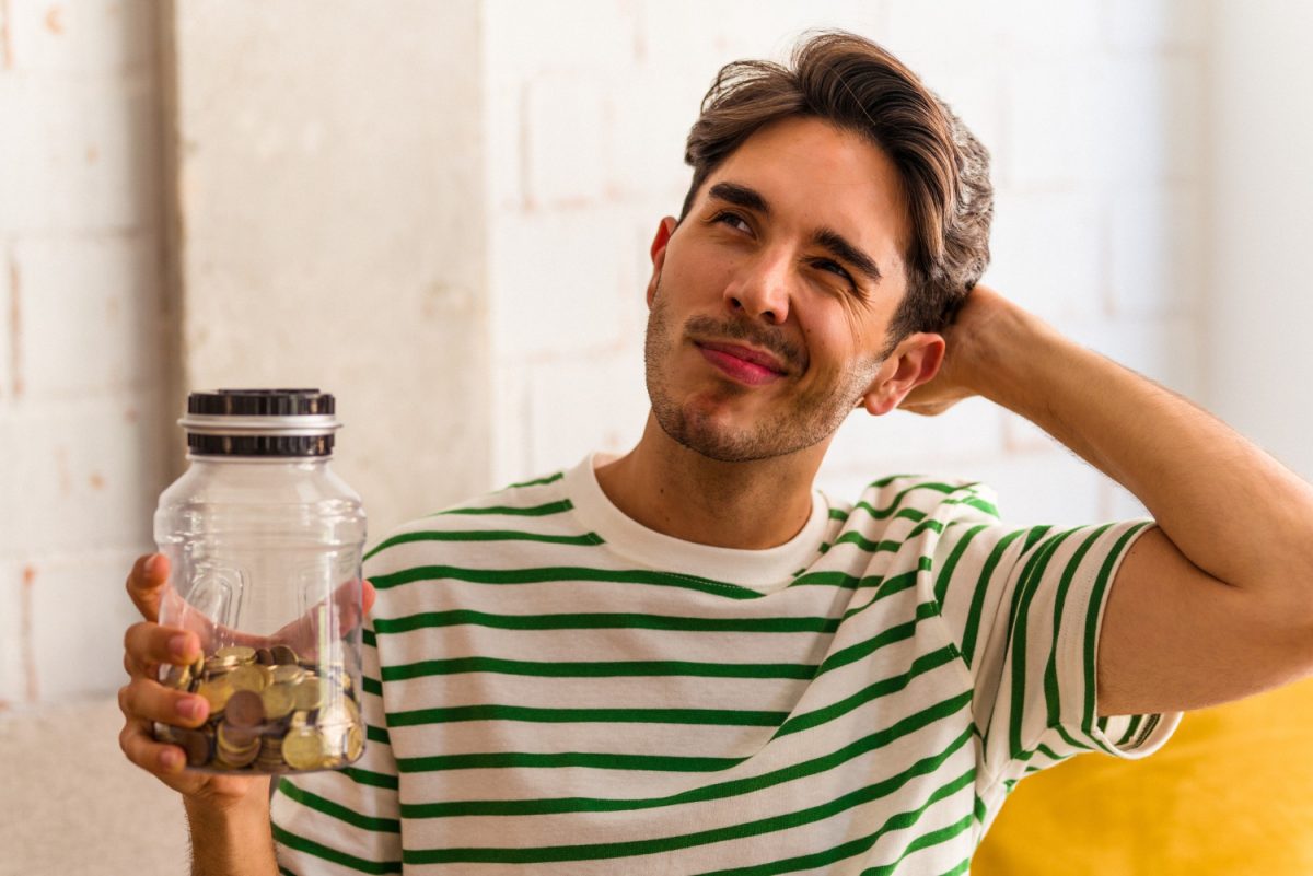 Hombre pensando cómo ahorrar dinero al comprar.