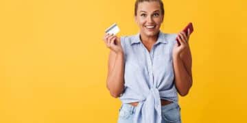 mujer usando recompensas de tarjetas de crédito.