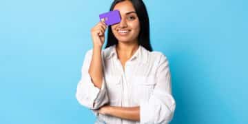 Mujer descubriendo los tipos de tarjetas de crédito.