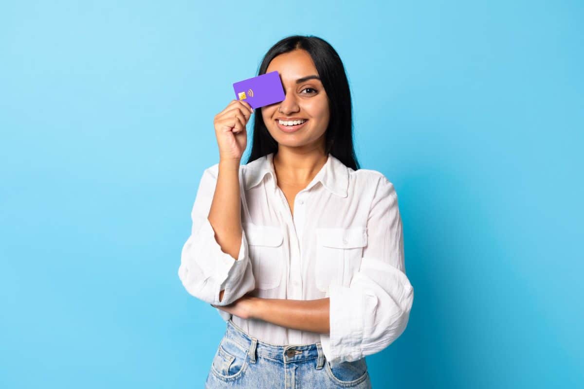 Mujer descubriendo los tipos de tarjetas de crédito.
