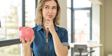 Mujer descubriendo Cómo alcanzar tus propósitos financieros.