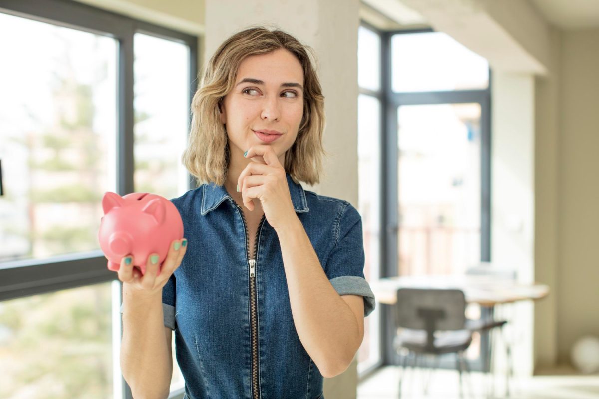 Mujer descubriendo Cómo alcanzar tus propósitos financieros.