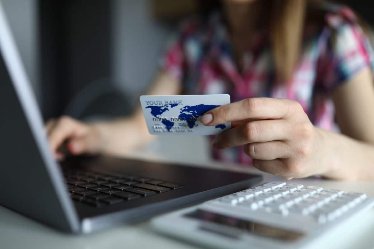 woman using an International Credit Card.
