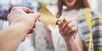 Mulher utilizando cartão, após descobrir o que é bandeira de cartão de crédito.
