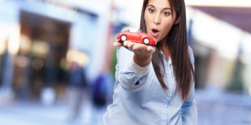 Mujer siguiendo Consejos financieros para comprar un coche.