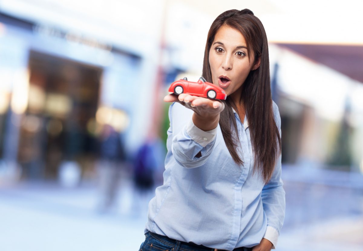 Mujer siguiendo Consejos financieros para comprar un coche.