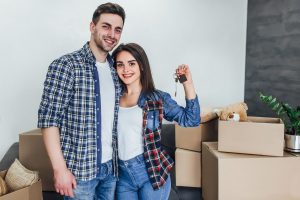 Pareja disfrutando de descubrir cómo financiar una casa.