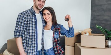 Pareja disfrutando de descubrir cómo financiar una casa.