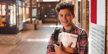 niño que usa credito estudiantil.