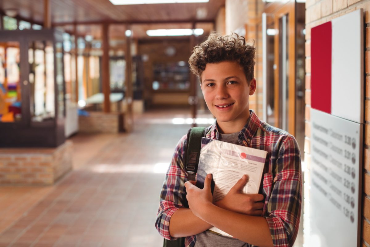 niño que usa credito estudiantil.