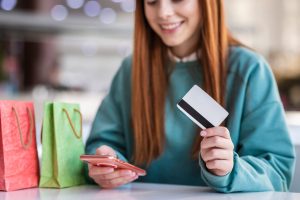 mujer usando banca móvil.