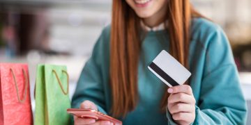 mujer usando banca móvil.