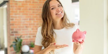 mujer descubriendo Cómo ahorrar dinero en casa.
