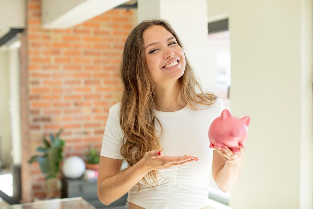 mujer descubriendo Cómo ahorrar dinero en casa.
