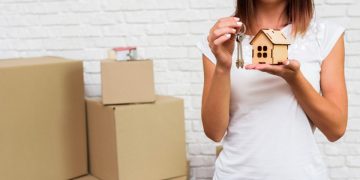 mujer decidiendo entre Comprar o alquilar una propiedad.