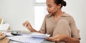 woman leraning How to track monthly expenses.