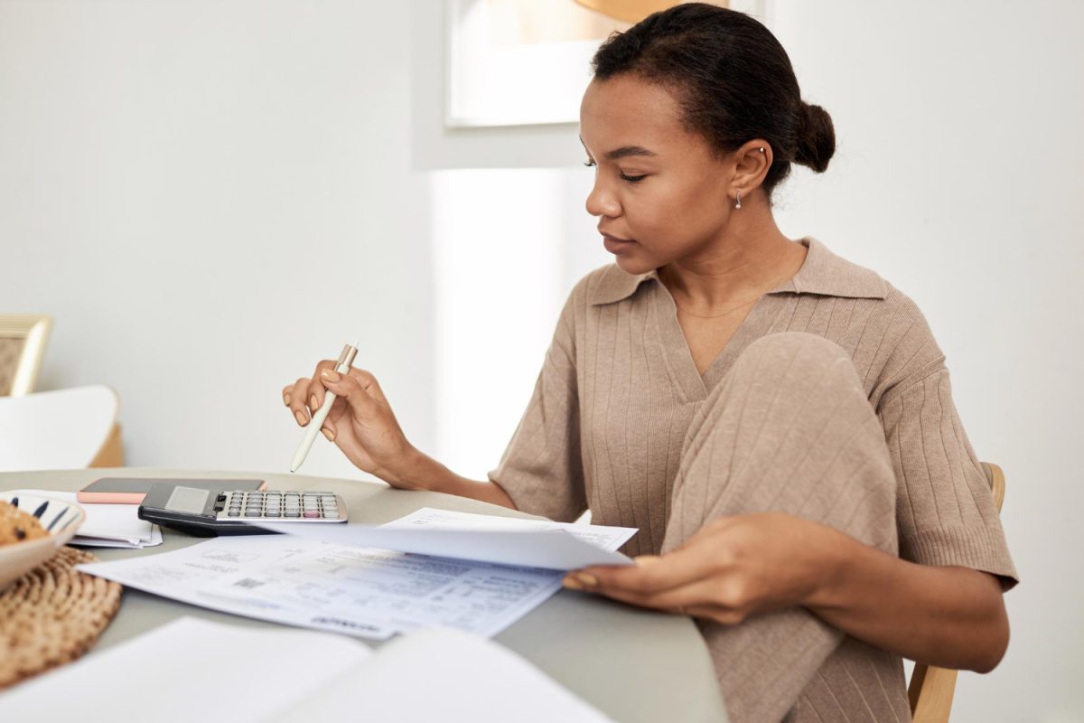 woman leraning How to track monthly expenses.