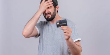 homem que teve o Limite do cartão de crédito reduzido.