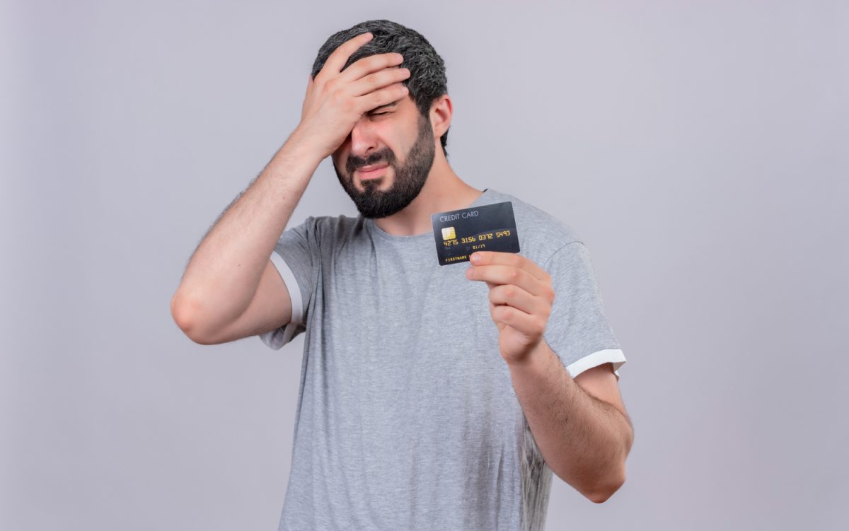 homem que teve o Limite do cartão de crédito reduzido.
