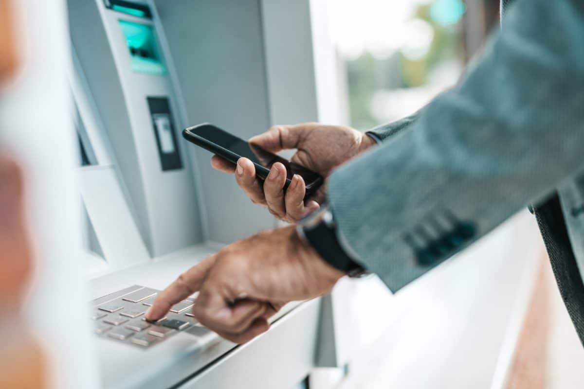 pessoa definindo o débito automático na conta.