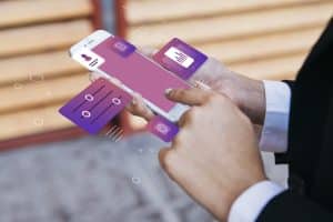 Homen utilizando o pix automático no seu aplicativo do banco
