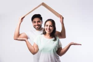 Casal feliz ao descobrir se Pode vender apartamento Minha Casa Minha Vida.