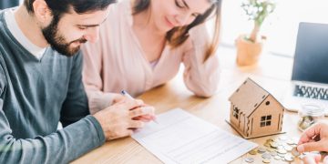 Casal pesquisando sobre tipos de empréstimo.
