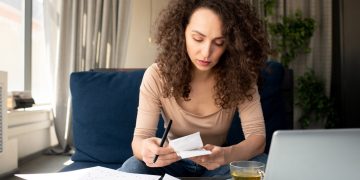 mulher descobrindo como organizar o orçamento com um salário mínimo.