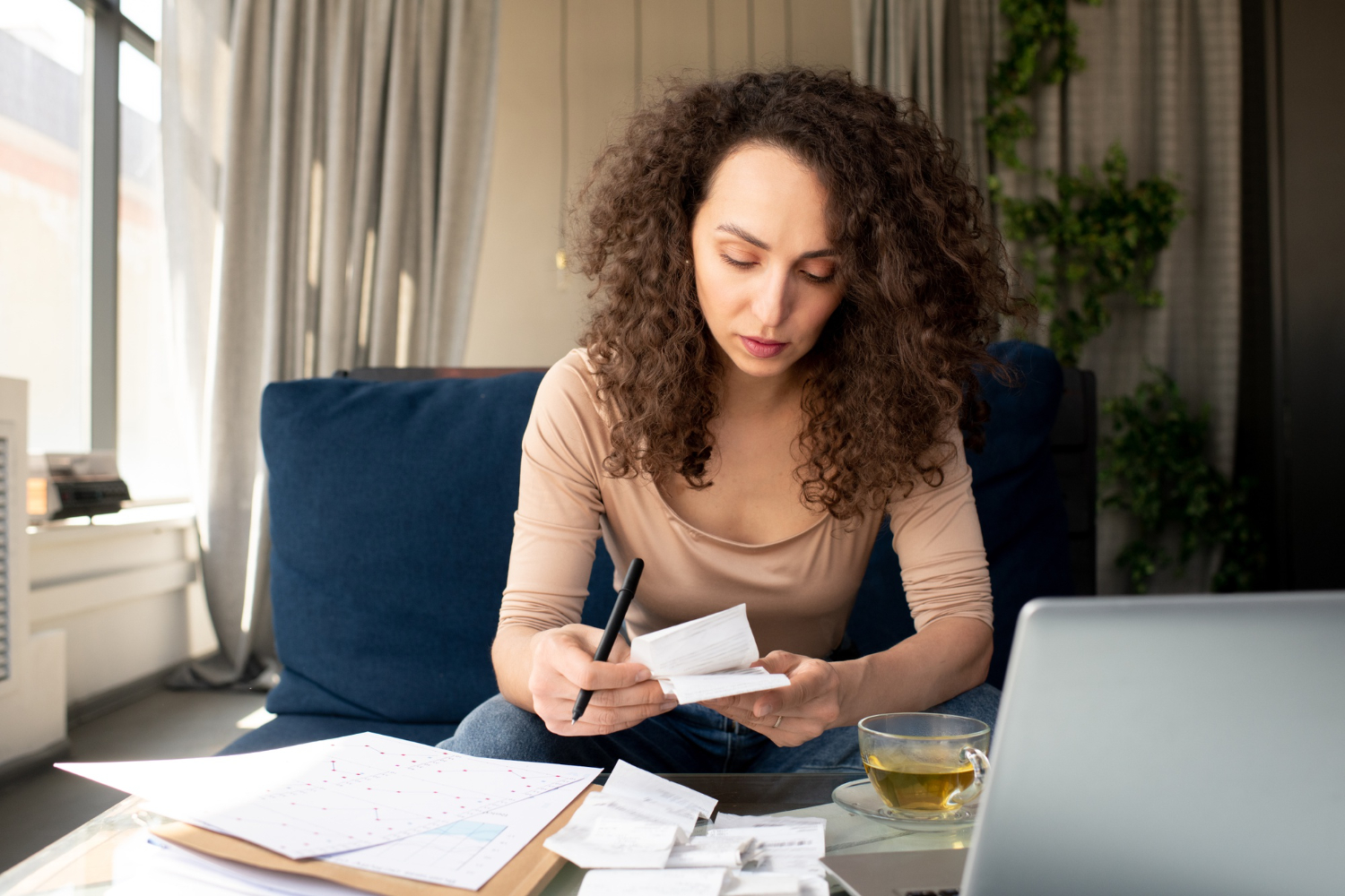 mulher descobrindo como organizar o orçamento com um salário mínimo.