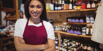 Mulher empreendedora aproveitando Microcrédito.