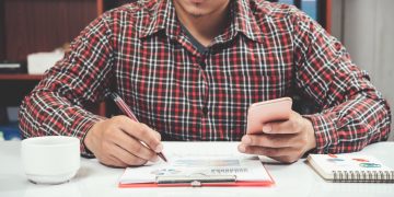 Homem descobrindo sobre a isenção de IR para quem recebe até dois salários mínimos.