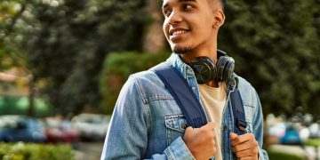 Rapaz aproveitando crédito universitário em 2026.