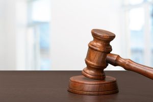 martelo de leilão para ilustrar conteúdo sobre golpe do leilão falso.