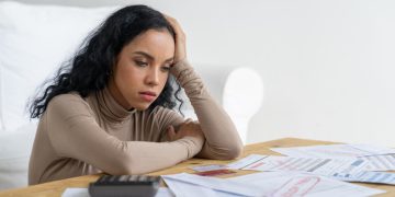 Mulher com dívidas interessada no Desenrola 2.0.