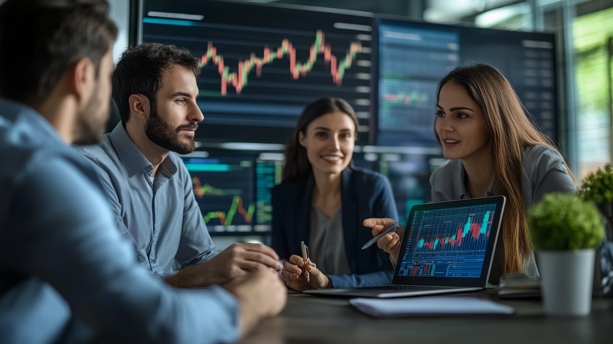 Investment team discussing U.S. economic risks and financial-market trends