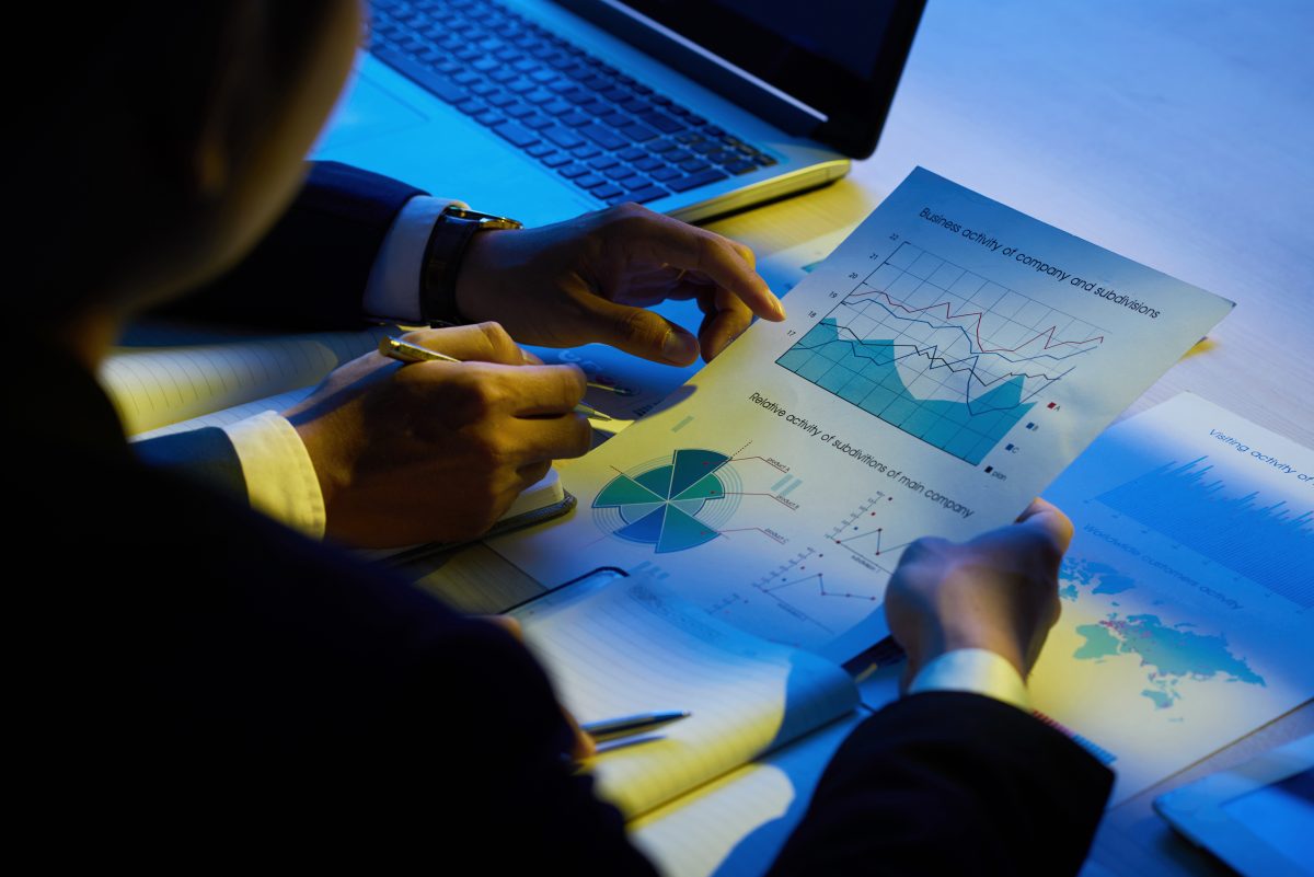 Análisis de proyecciones y riesgos para el crecimiento económico de América Latina en 2026