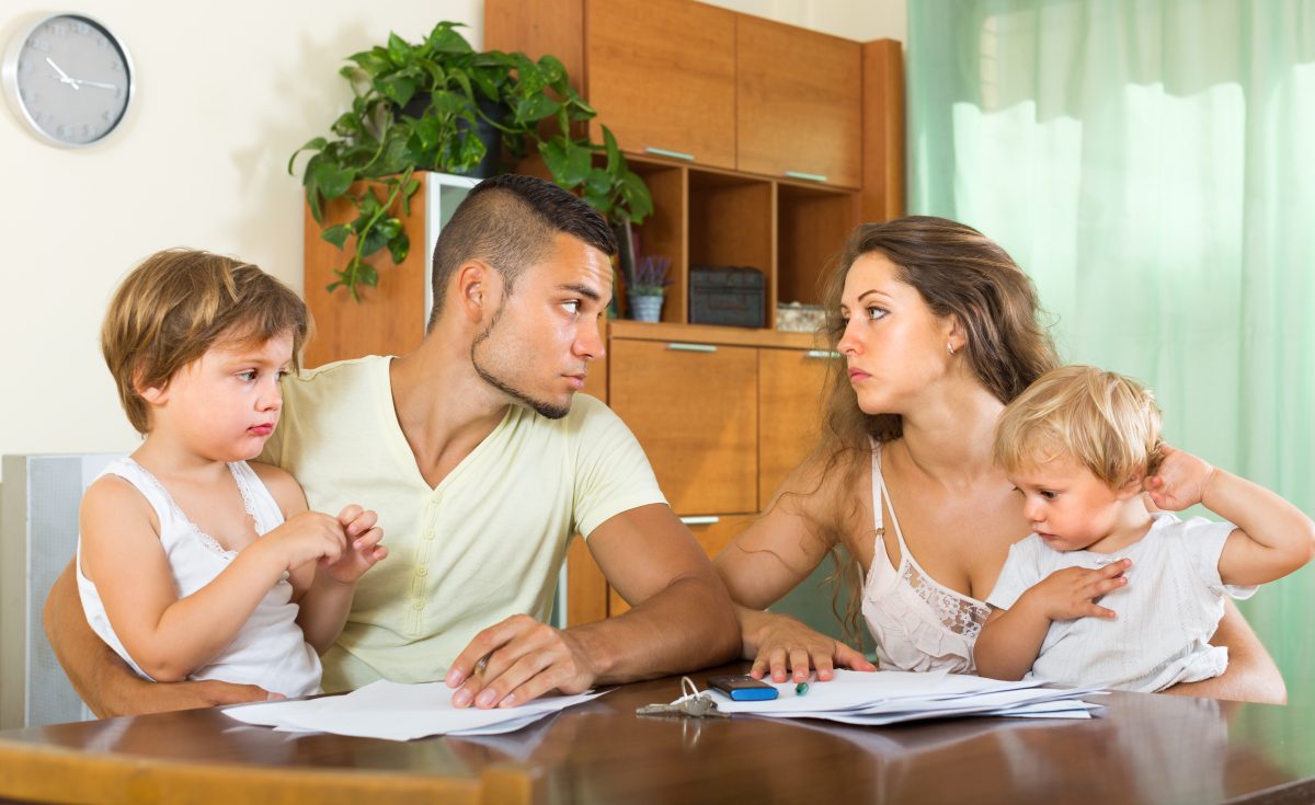 Família brasileira analisando as mudanças do Bolsa Família em outubro de 2026